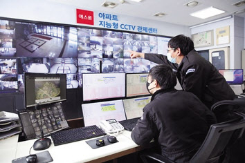지능형 CCTV를 도입한 한 아파트단지에서 관제센터 직원이 곳곳을 살펴보고 있다. [에스원 제공]