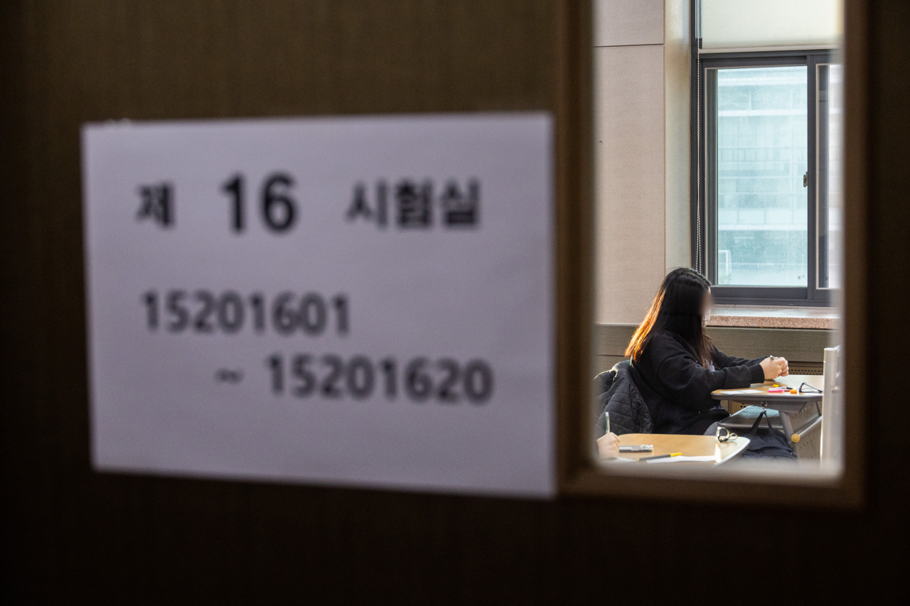 2023학년도 대학수학능력시험이 치러지는 17일 오전 서울 중구 이화여자외국어고등학교에서 수험생들이 시험을 준비하고 있다. [연합]