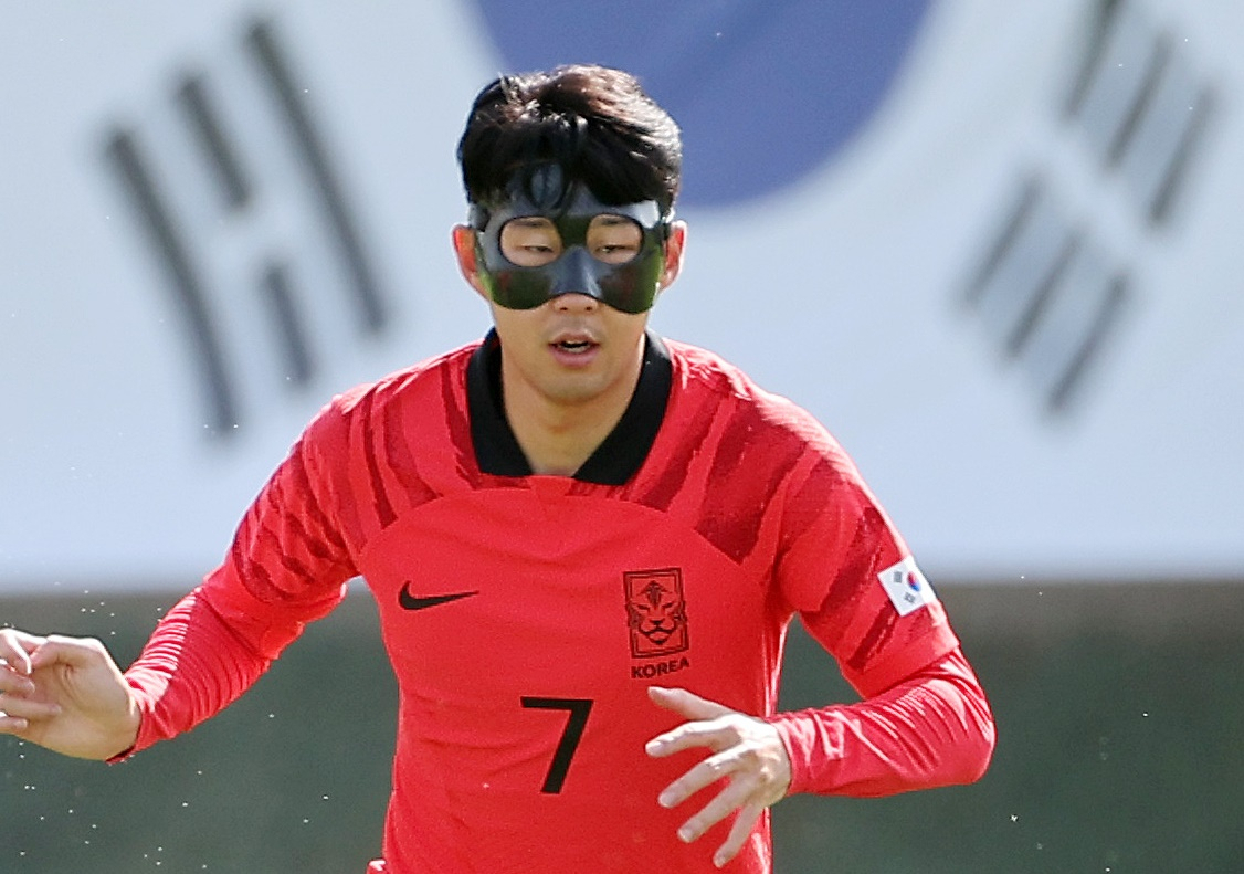 안면 보호대를 착용한 손흥민이 16일 오전(현지시간) 알에글라 훈련장에서 훈련하고 있다. [연합]