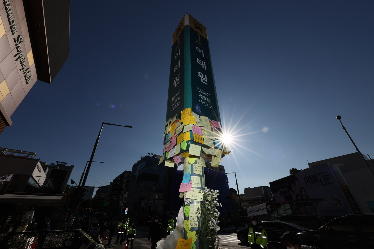 서울 용산구 이태원역 1번 출구 앞 참사 추모 공간. [연합]