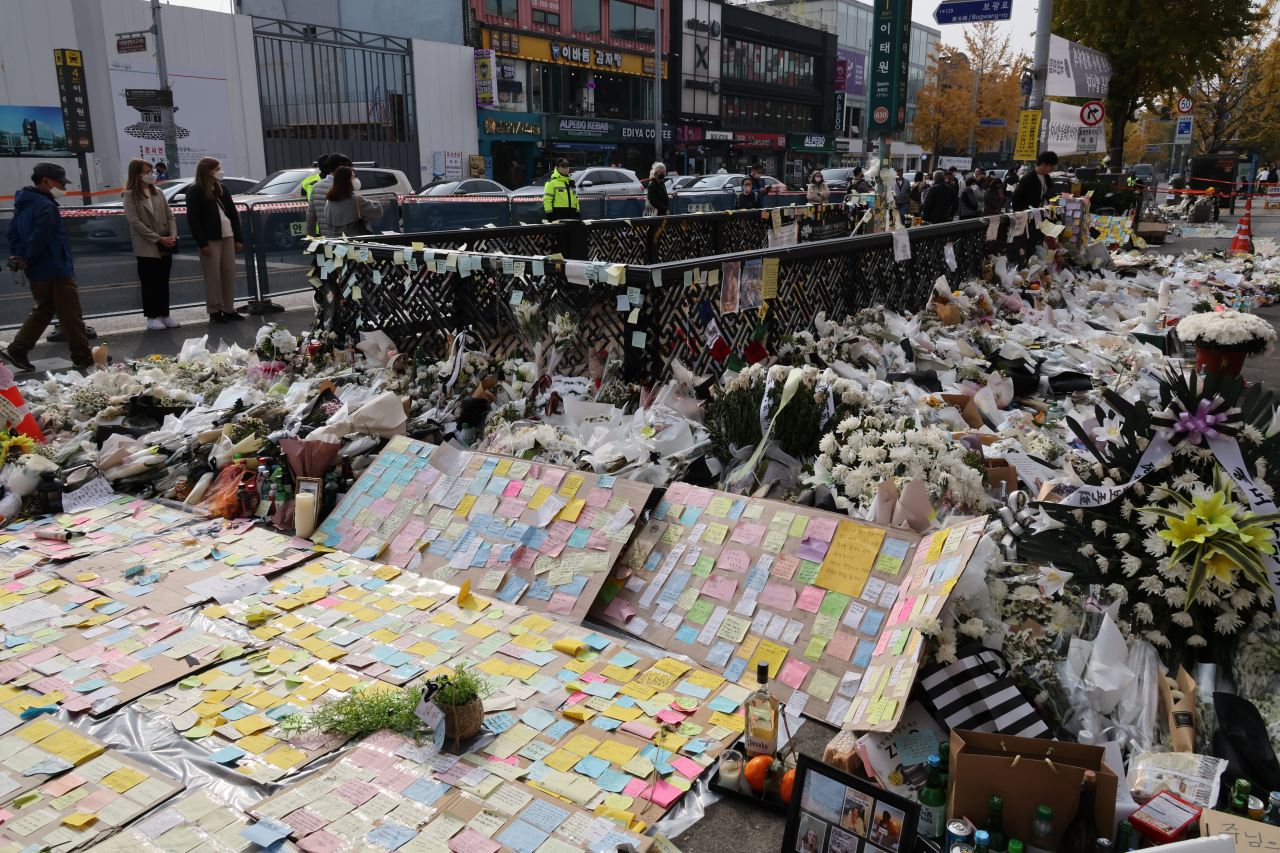 9일 서울 용산구 이태원역 1번 출구에 마련된 이태원 참사 희생자 추모공간이 시민들이 놓은 꽃과 추모글로 가득하다. [연합]