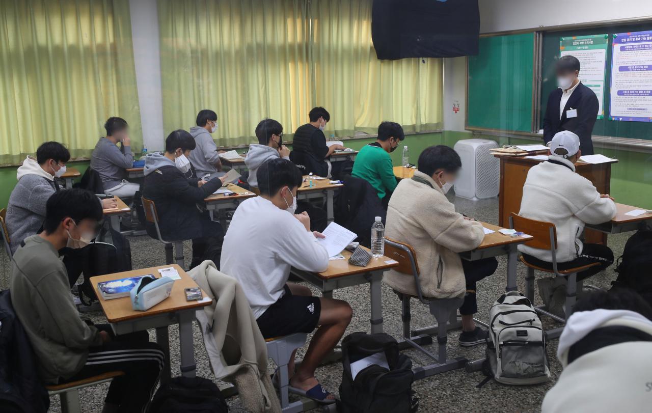 2023학년도 대학수학능력시험일인 지난해 11월17일 오전 대구 수성구 대륜고등학교 시험장에서 수험생들이 마지막으로 수능 시험을 준비하고 있다. 사진은 기사 내용과 직접적인 관련 없음. [연합]