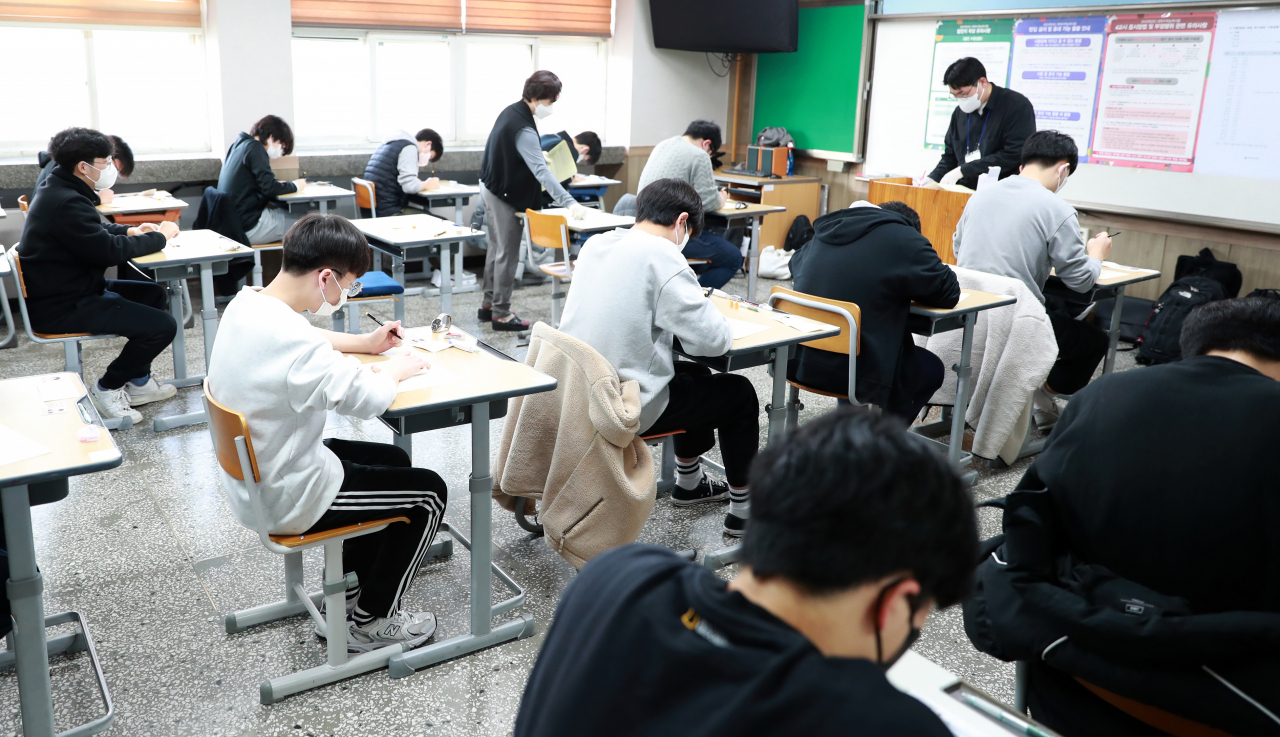 2023학년도 대학수학능력시험일인 17일 수험생들이 전북 전주시 동암고등학교에서 시험을 치르고 있다. [연합]