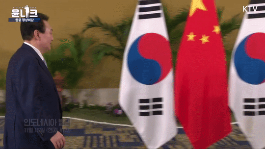 윤석열 대통령과 시진핑 중국 국가주석이 15일(현지시간) 인도네시아 발리 한 호텔에서 열린 한중 정상회담에서 악수하고 있다. [유튜브 '윤석열' 채널 캡처]