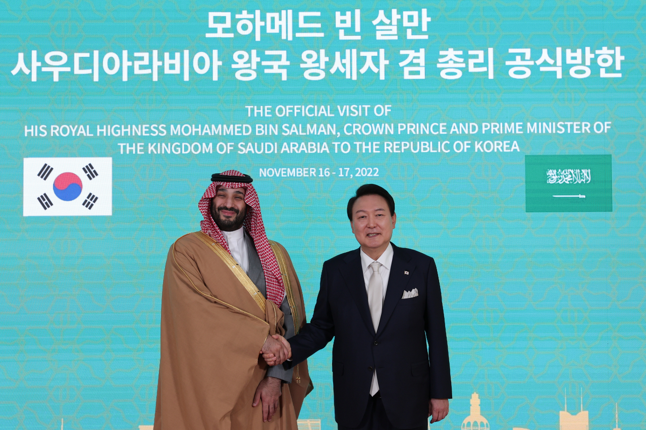 윤석열 대통령이 17일 방한한 무함마드 빈 살만 사우디아라비아 왕세자 겸 총리와 회담에 앞서 기념촬영을 하고 있다. [연합]
