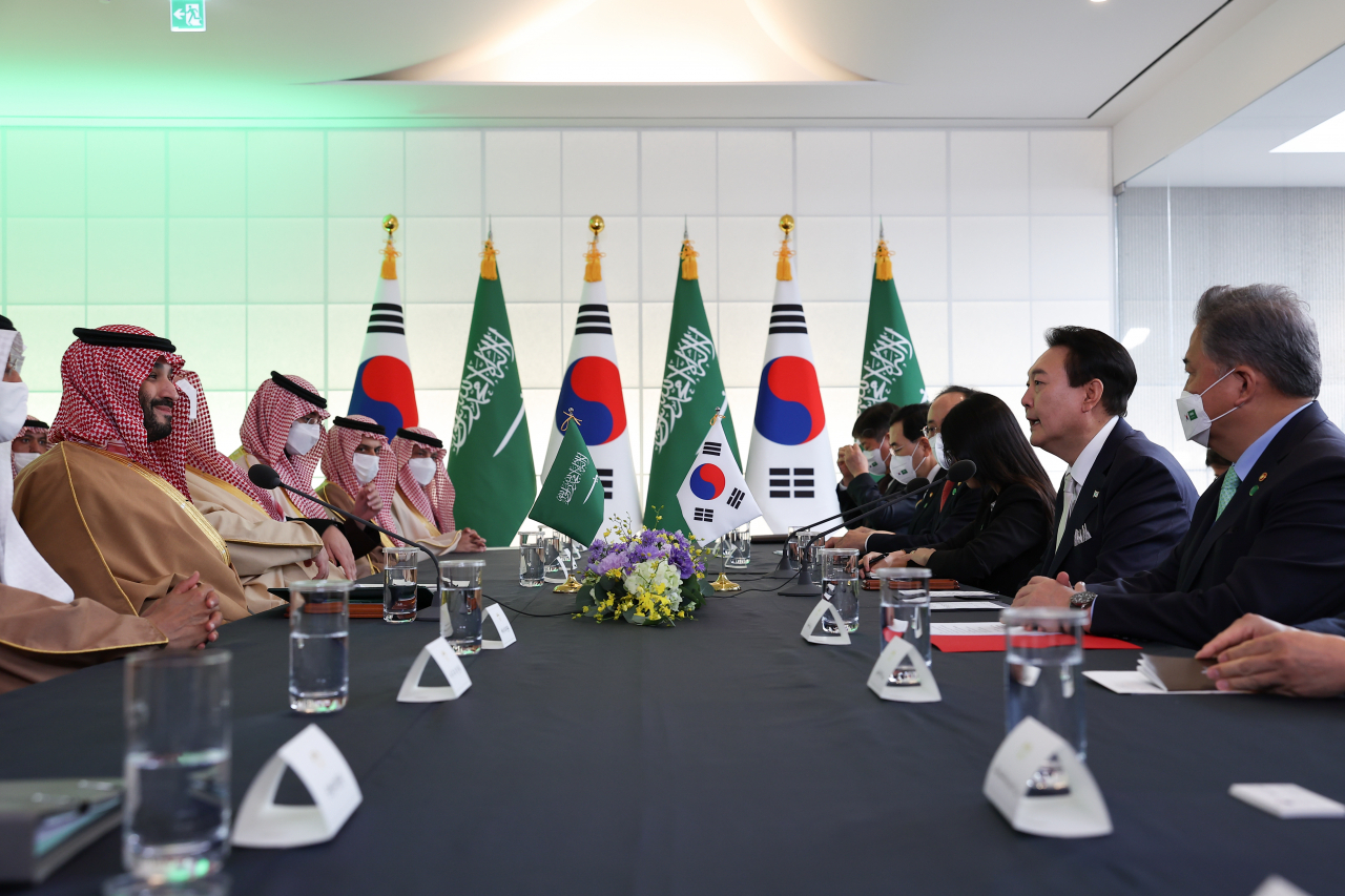 윤석열 대통령이 17일 방한한 무함마드 빈 살만 사우디아라비아 왕세자 겸 총리와 회담하고 있다. [연합]