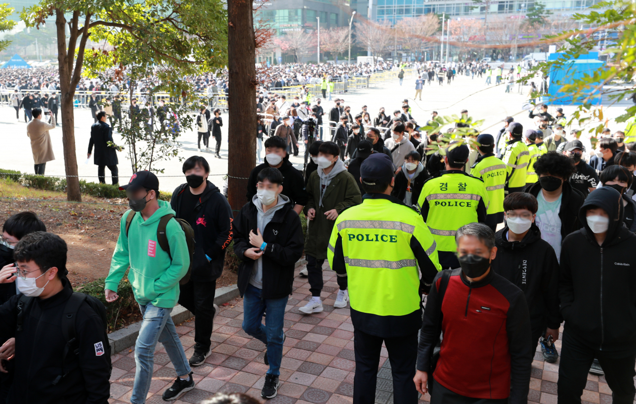 17일 부산 해운대구 벡스코에서 개막한 국내 최대 게임 전시회 지스타에서 관람객 입장 동선에 경찰이 배치돼 안전관리를 하고 있다. (위 사진은 기사 내용과 무관함) [연합]