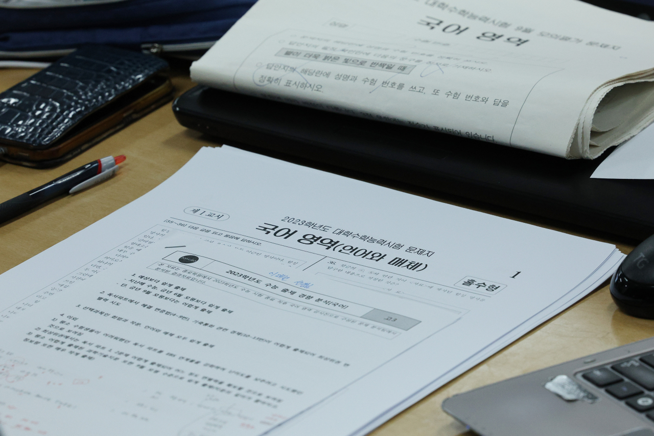 지난달 17일 서울 마포구 강북종로학원에 설치된 수능 문제분석 상황실에 강사들이 2023학년도 대학수학능력시험 국어영역 문제를 분석하고 있다.[연합]
