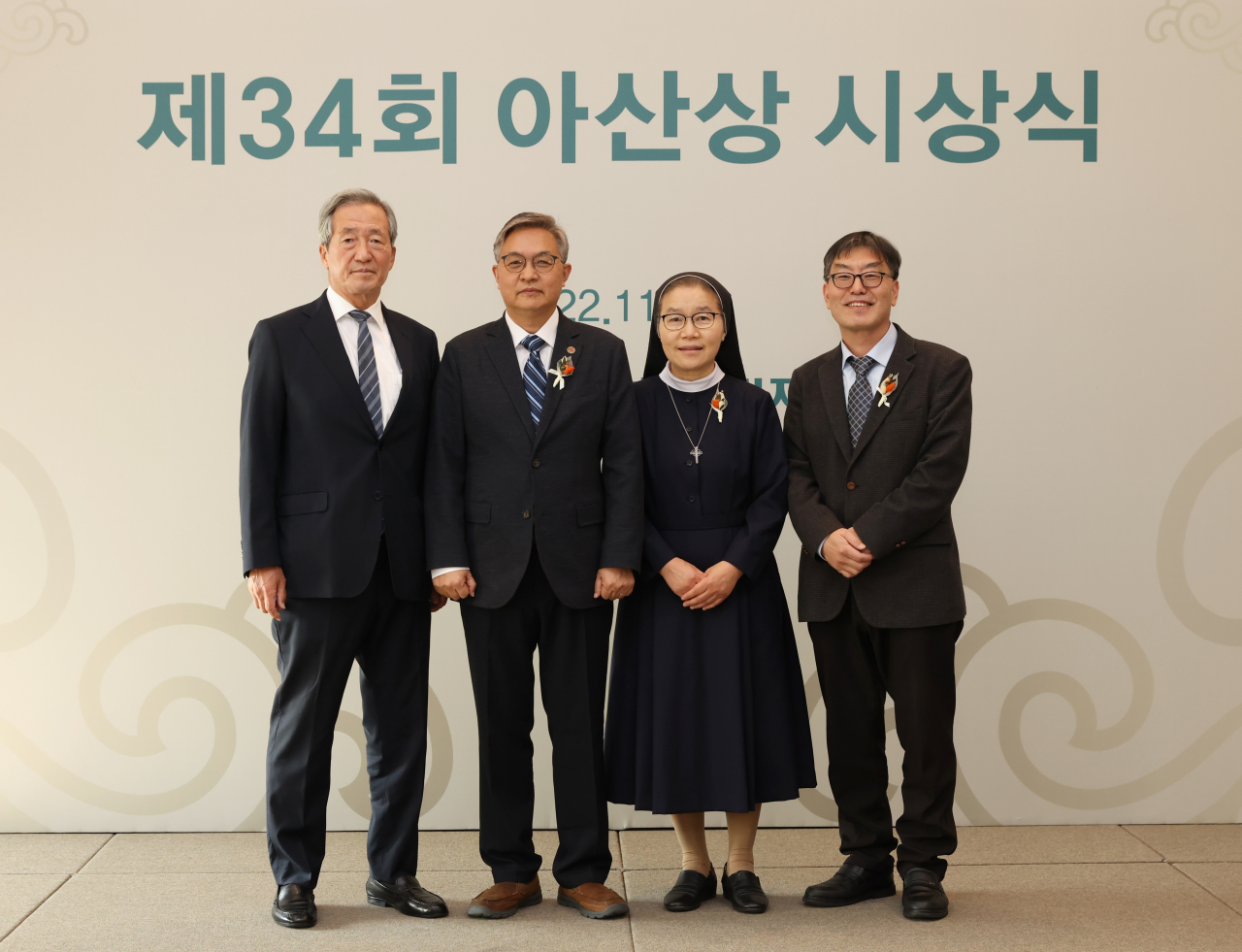 아산사회복지재단은 17일 서울 중구 한국프레스센터 국제회의장에서 제34회 아산상 시상식을 열었다. 왼쪽부터 정몽준 아산재단 이사장, 대상(아산상)을 받은 외과의사 박세업 씨, 사회봉사상을 받은 착한목자수녀회의 이희윤 대표 수녀, 의료봉사상을 받은 오동찬 국립소록도병원 의료부장. [아산사회복지재단 제공]