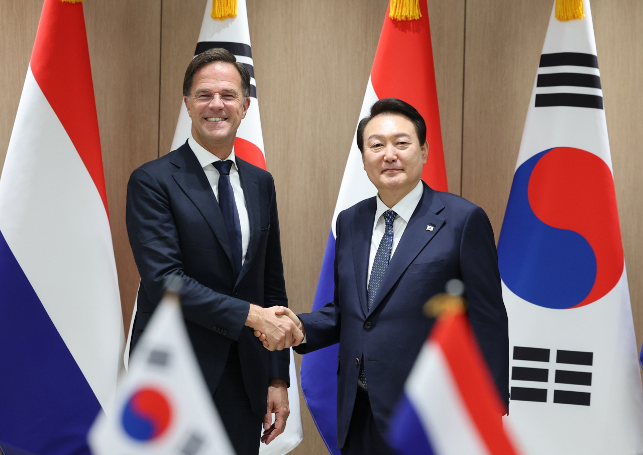윤석열 대통령이 17일 서울 용산 대통령실 청사에서 방한한 마크 루터 네덜란드 총리와 정상회담에 앞서 기념촬영을 하고 있다. [연합]