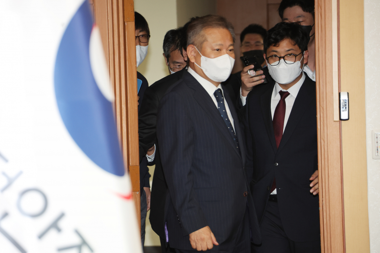 이상민 행정안전부 장관이 17일 정부서울청사에서 열린 다중 밀집 인파사고 예방 안전관리 대책 마련 TF회의에 참석하고 있다. 연합뉴스