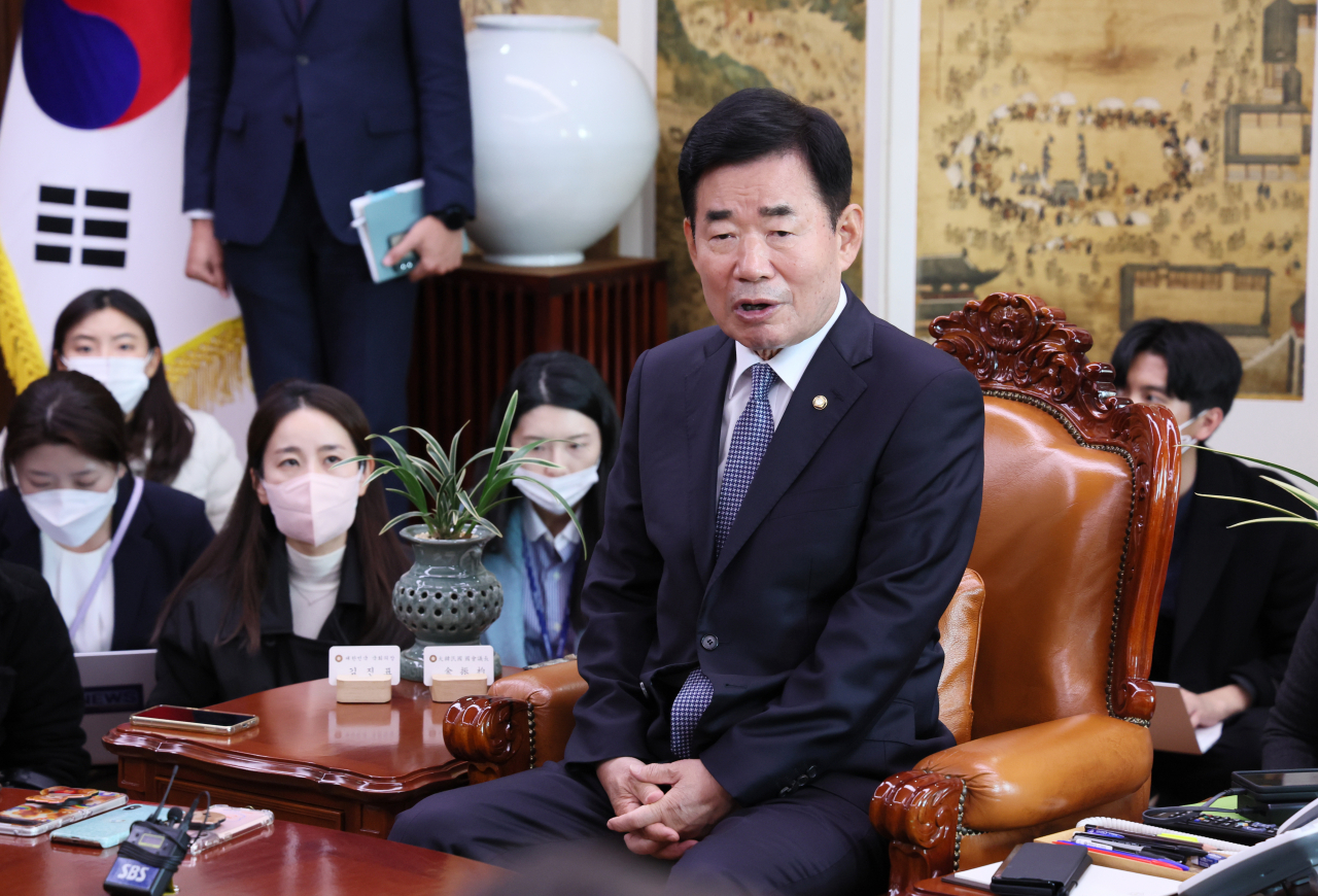 김진표 국회의장이 17일 오전 이태원 참사 국조 촉구를 위해 국회 의장실을 예방한 더불어민주당 중진 의원들을 면담하고 있다.[연합]