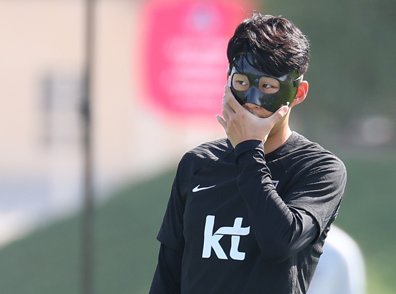 2022 카타르 월드컵 개막을 사흘 앞둔 17일(현지시간) 카타르 도하 알에글라 훈련장에서 대표팀 손흥민이 훈련 중 마스크를 고쳐 쓰고 있다. [연합]