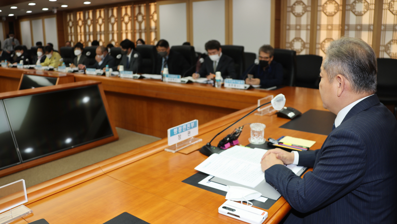 이상민 행정안전부 장관이 17일 정부서울청사에서 열린 다중 밀집 인파사고 예방 안전관리 대책 마련 TF회의를 주재하고 있다. [연합]