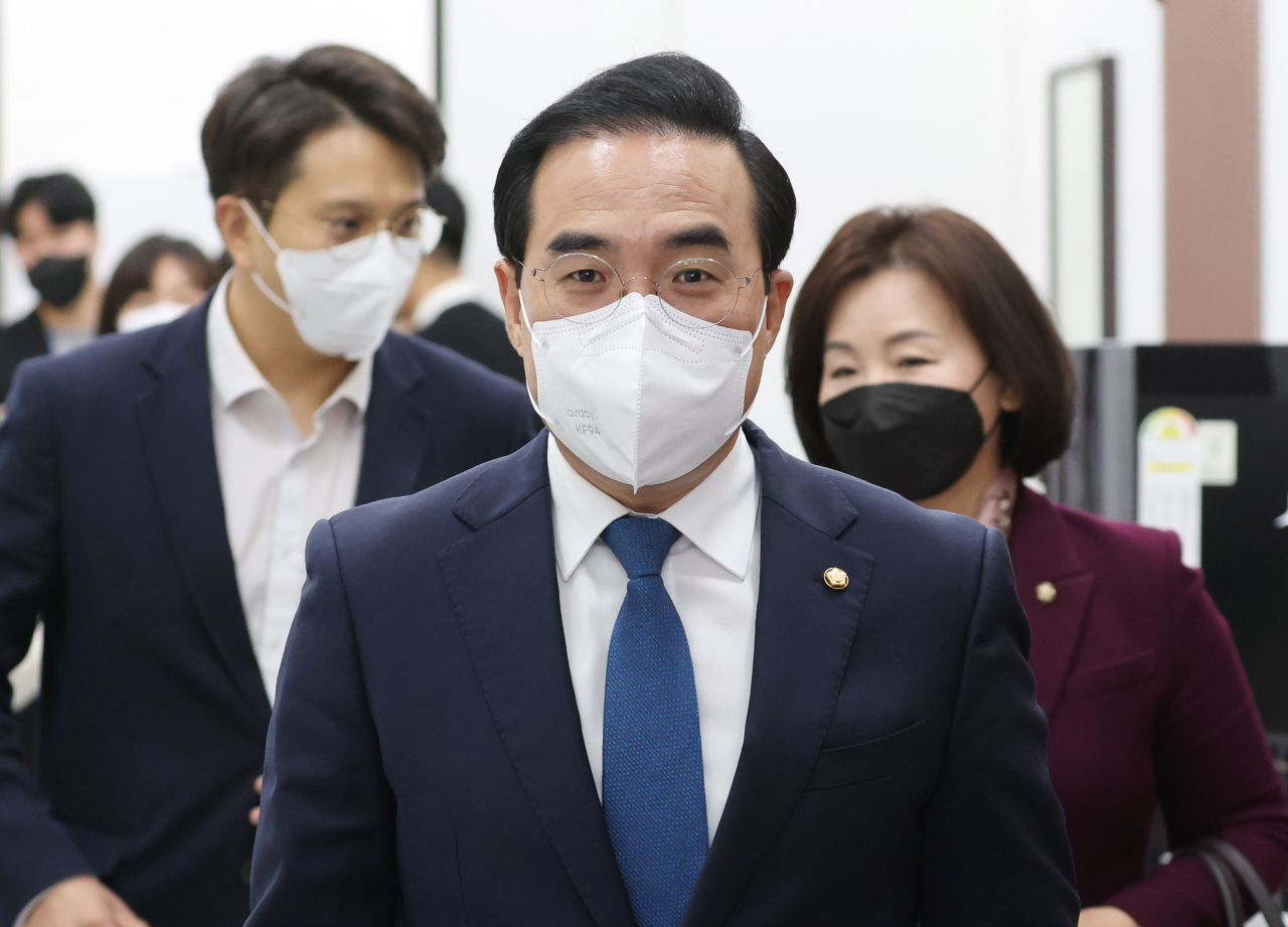 더불어민주당 박홍근 원내대표가 17일 오전 국회에서 열린 정책조정회의에 참석하고 있다. 연합뉴스