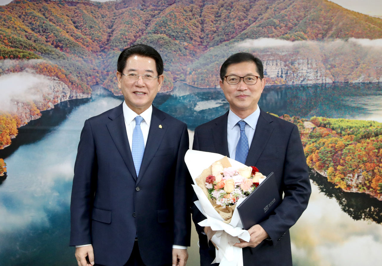 전남사회서비스원 원장으로 취임한 강성휘원장(오른쪽)