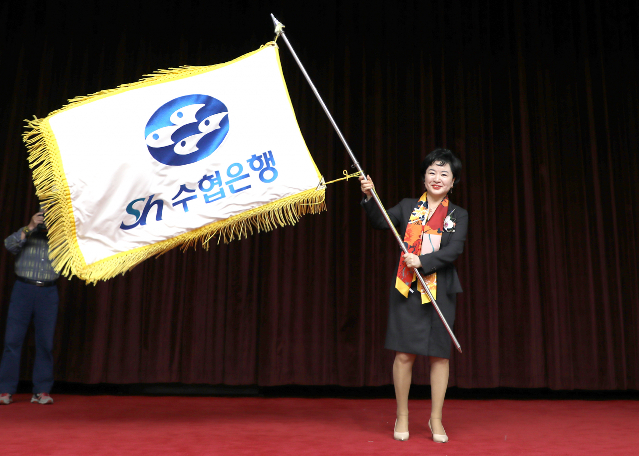 강신숙 신임 수협은행장이 지난 17일 서울 송파구 수협은행 본사에서 진행된 취임식에서 수협은행기를 흔들고 있다.
