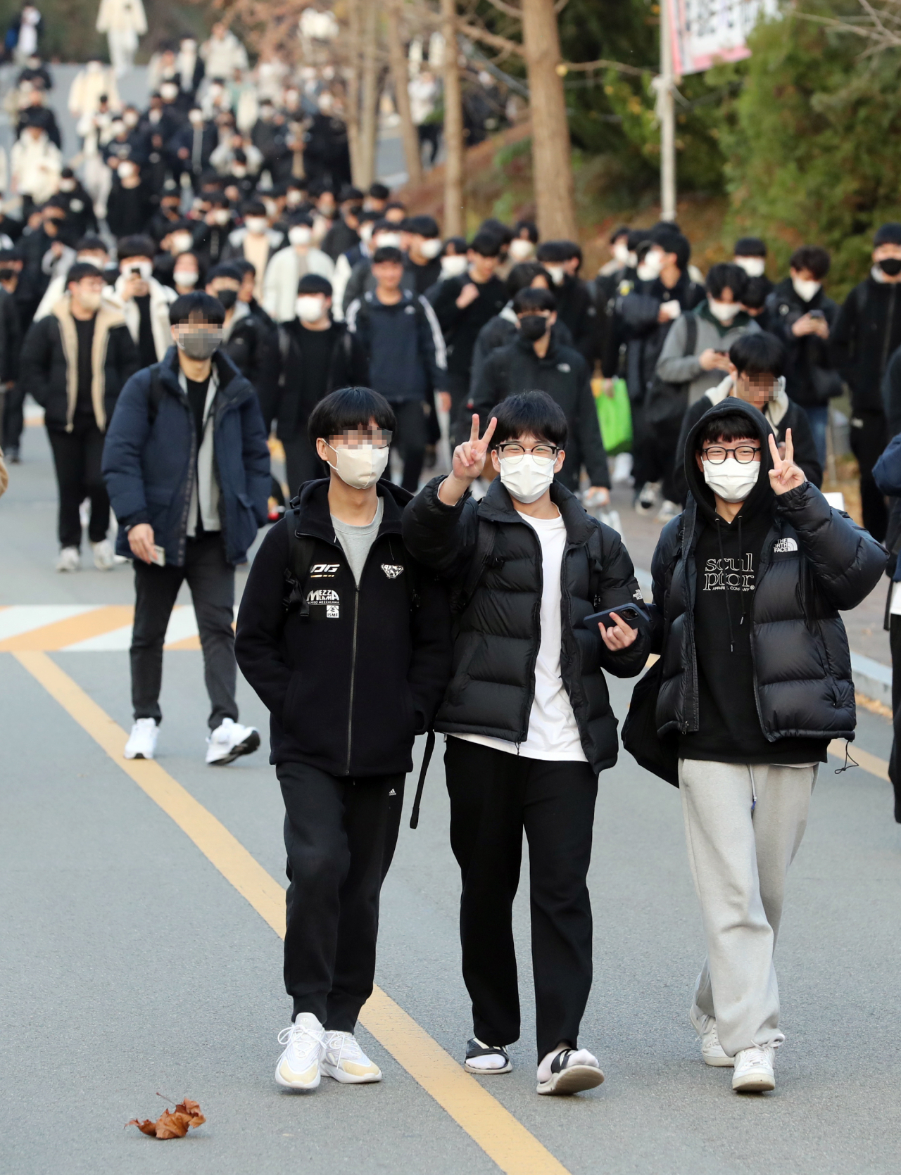 2023학년도 대학수학능력시험일인 17일 청주 신흥고등학교에서 시험을 마친 수험생들이 활짝 웃으며 고사장을 나서고 있다. [연합]