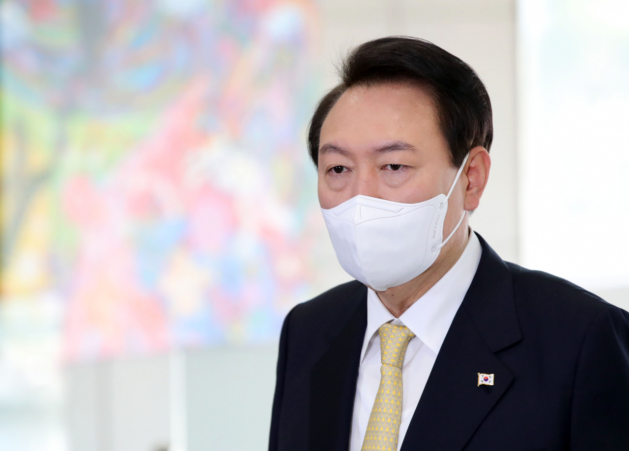 윤석열 대통령이 18일 오전 서울 용산 대통령실 청사로 출근, 기자들과 질의응답을 하고 있다. [연합]