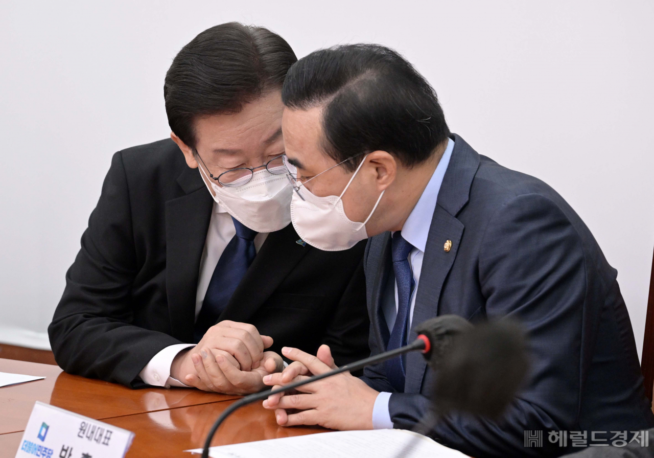 더불어민주당 이재명 대표와 박홍근 원내대표가 18일 오전 국회에서 열린 최고위원회의에서 대화하고 있다. 이상섭 기자