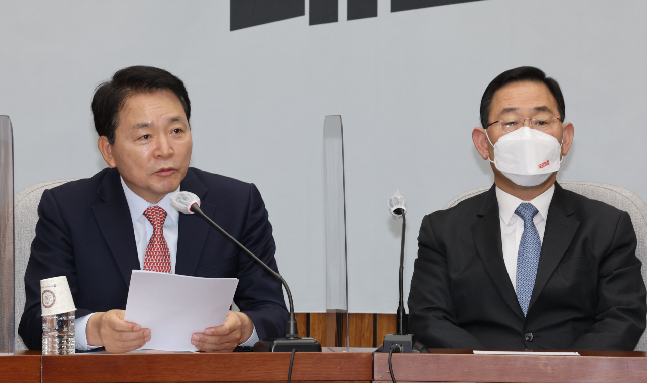 국민의힘 성일종 정책위의장(왼쪽)이 18일 오전 서울 여의도 국회에서 열린 원내대책회의에서 발언하고 있다. 오른쪽은 주호영 원내대표. [연합]