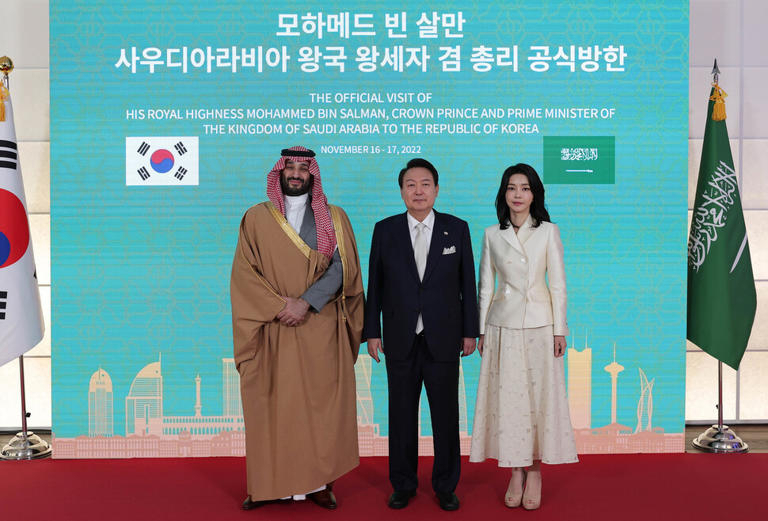 윤석열 대통령과 김건희 여사가 17일 서울 한남동 대통령 더탑 토토사이트에서 열린 무함마드 빈 살만 사우디아라비아 왕세자 겸 총리와 회담에 앞서 기념촬영을 하고 있다. [대통령실 제공]
