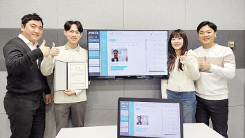 그룹 DX 원팀에서 ‘그룹 CIO상’을 수상한 kt DS 직원들이 기념사진 촬영을 하고 있다. [KT 제공]
