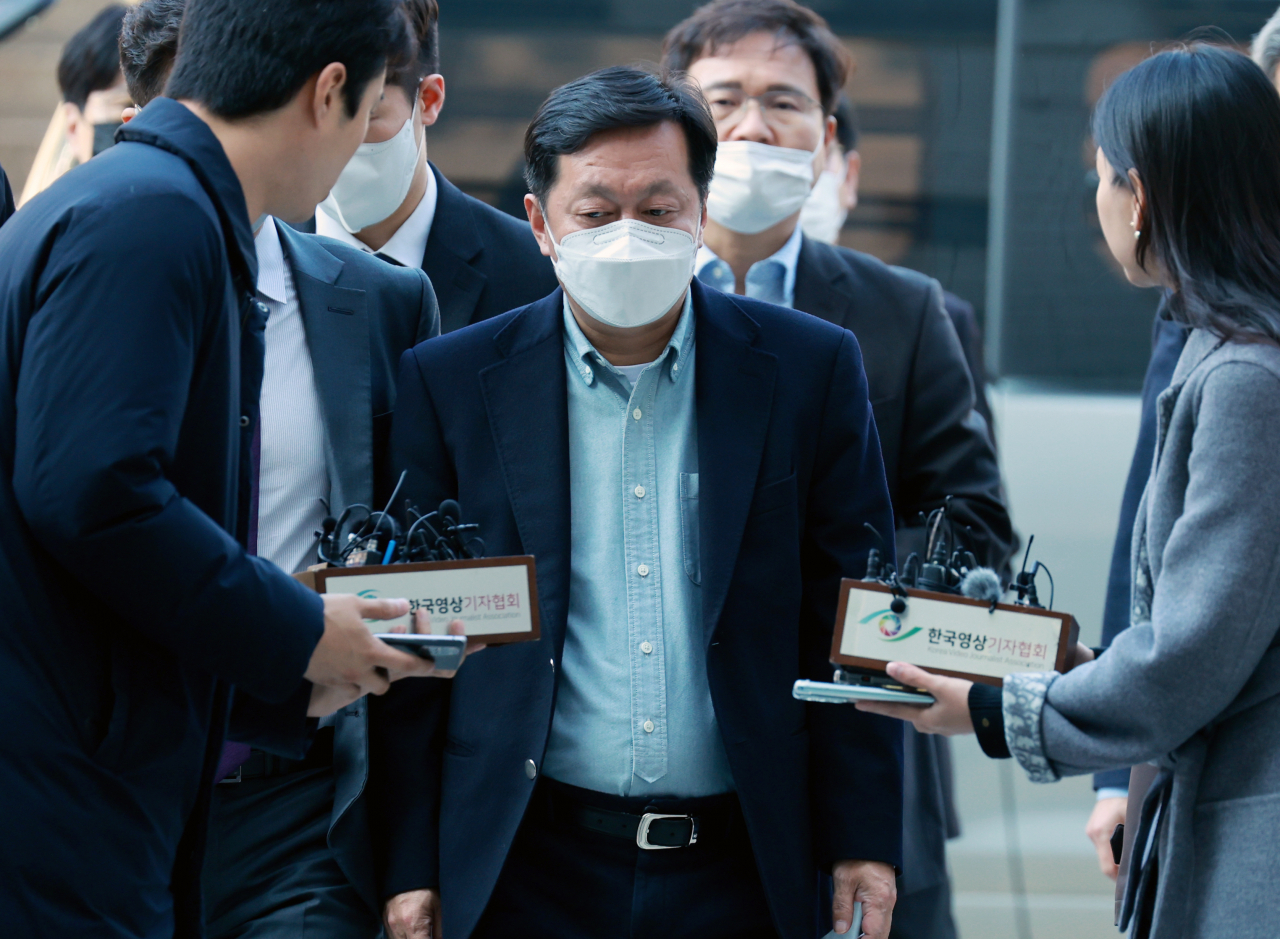 정진상 더불어민주당 대표실 정무조정실장이 18일 서초구 서울중앙지방법원에서 열린 구속 전 피의자 심문(영장실질심사)에 출석하고 있다. [연합]