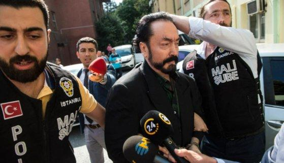 튀르키예 법원이 16일(현지시간) 재심에서 8658년형을 선고한 사이비 교주 아드난 옥타르. [AP 연합뉴스]