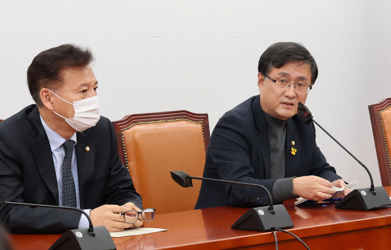 더불어민주당 김성환 정책위의장이 18일 오후 서울 여의도 국회에서 열린 기자간담회에서 발언하고 있다. [연합]