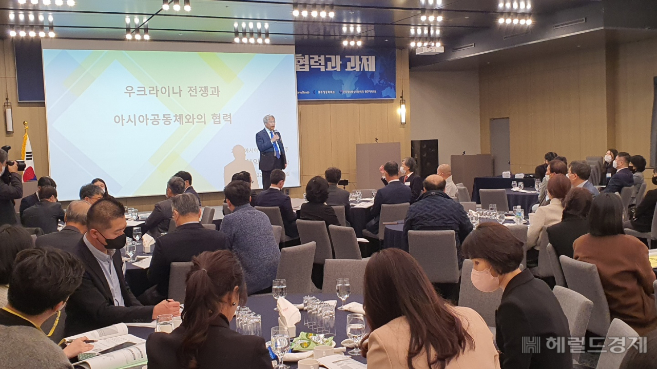 이날 홍현익 국립외교원장은 ‘아시아 공동체의 현재와 미래’를 주제로 기조강연에 나섰다. 서인주 기자