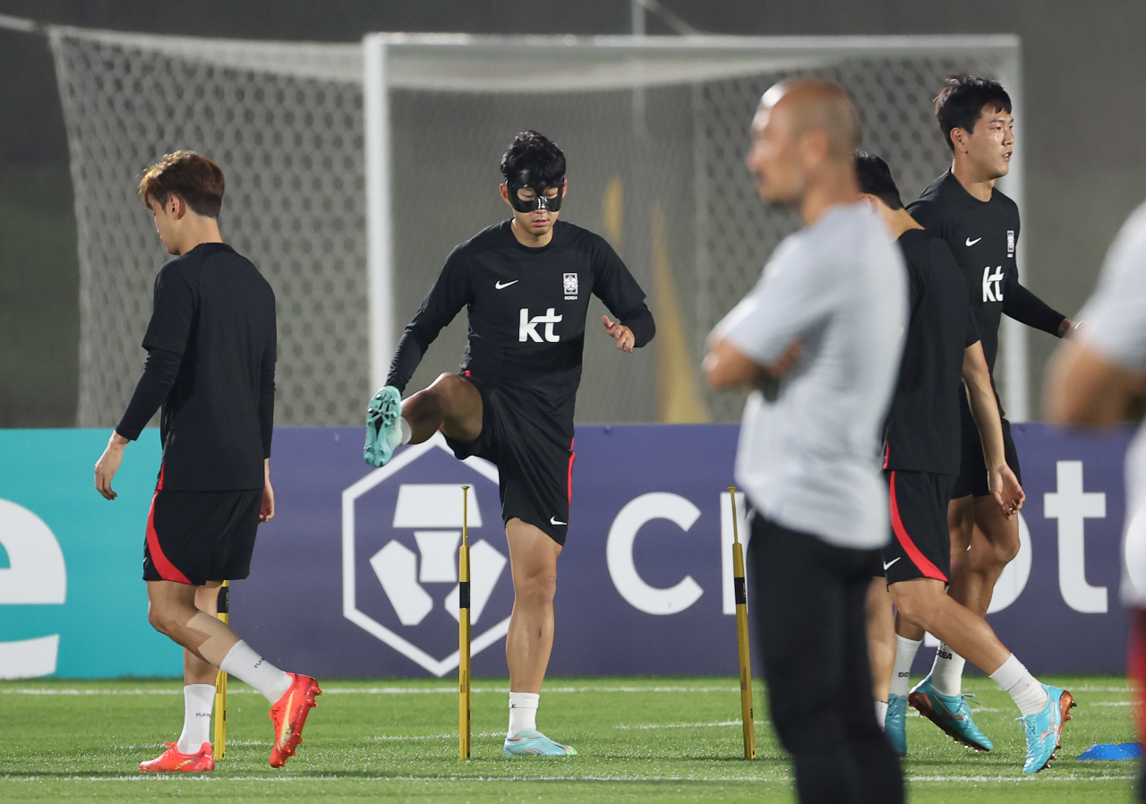 2022 카타르 월드컵 대한민국 축구 국가대표팀의 손흥민이 17일 오후(현지시간) 카타르 도하 알에글라 훈련장에서 오후 훈련을 소화하고 있다. [연합]