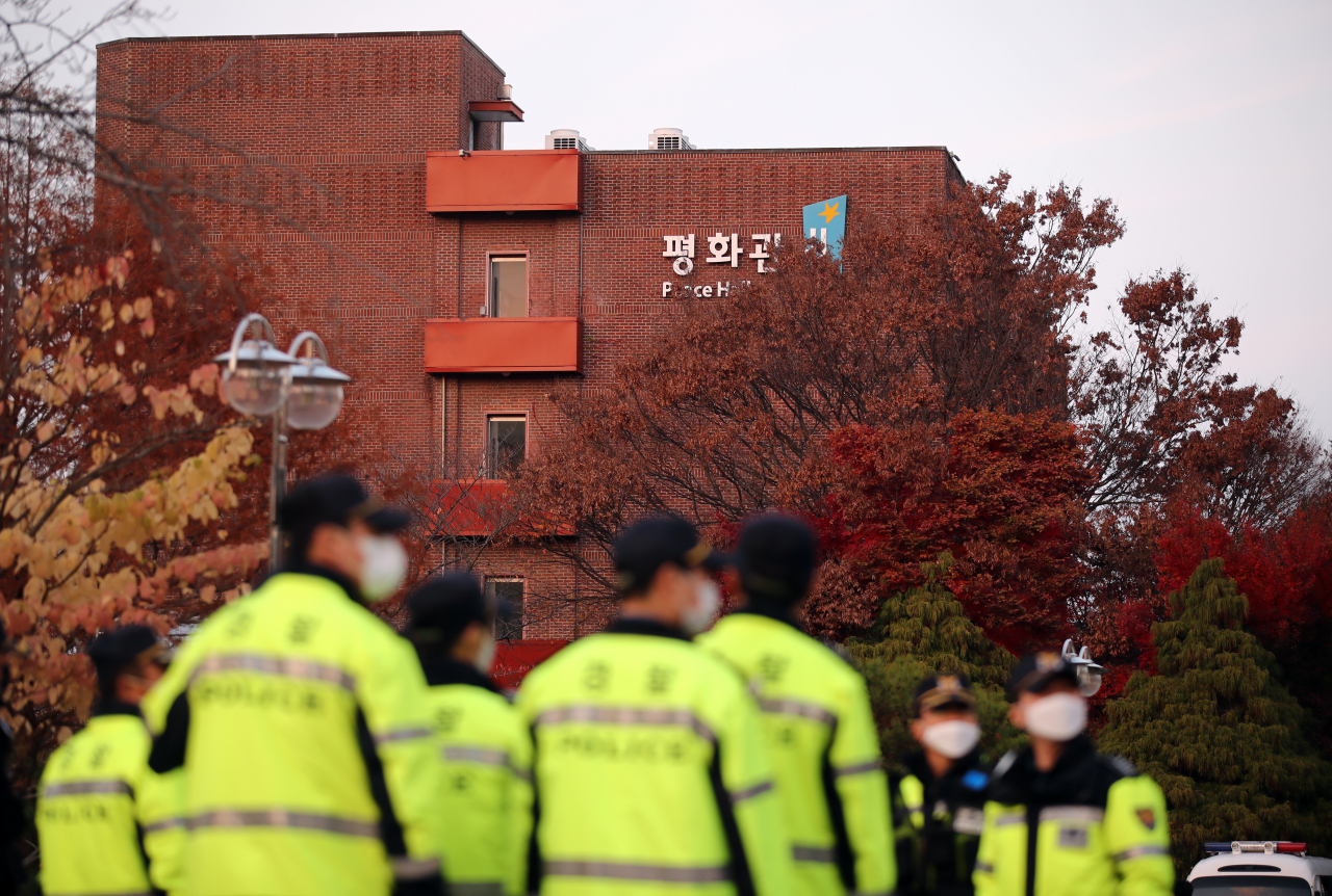 16일 오후 전북 전주시의 한 대학교 온라인 커뮤니티에 폭발물이 설치됐다는 글이 게시됐다. 경찰특공대와 기동대가 폭발물 설치 여부를 확인하기 위해 건물 안으로 들어가고 있다. [연합]