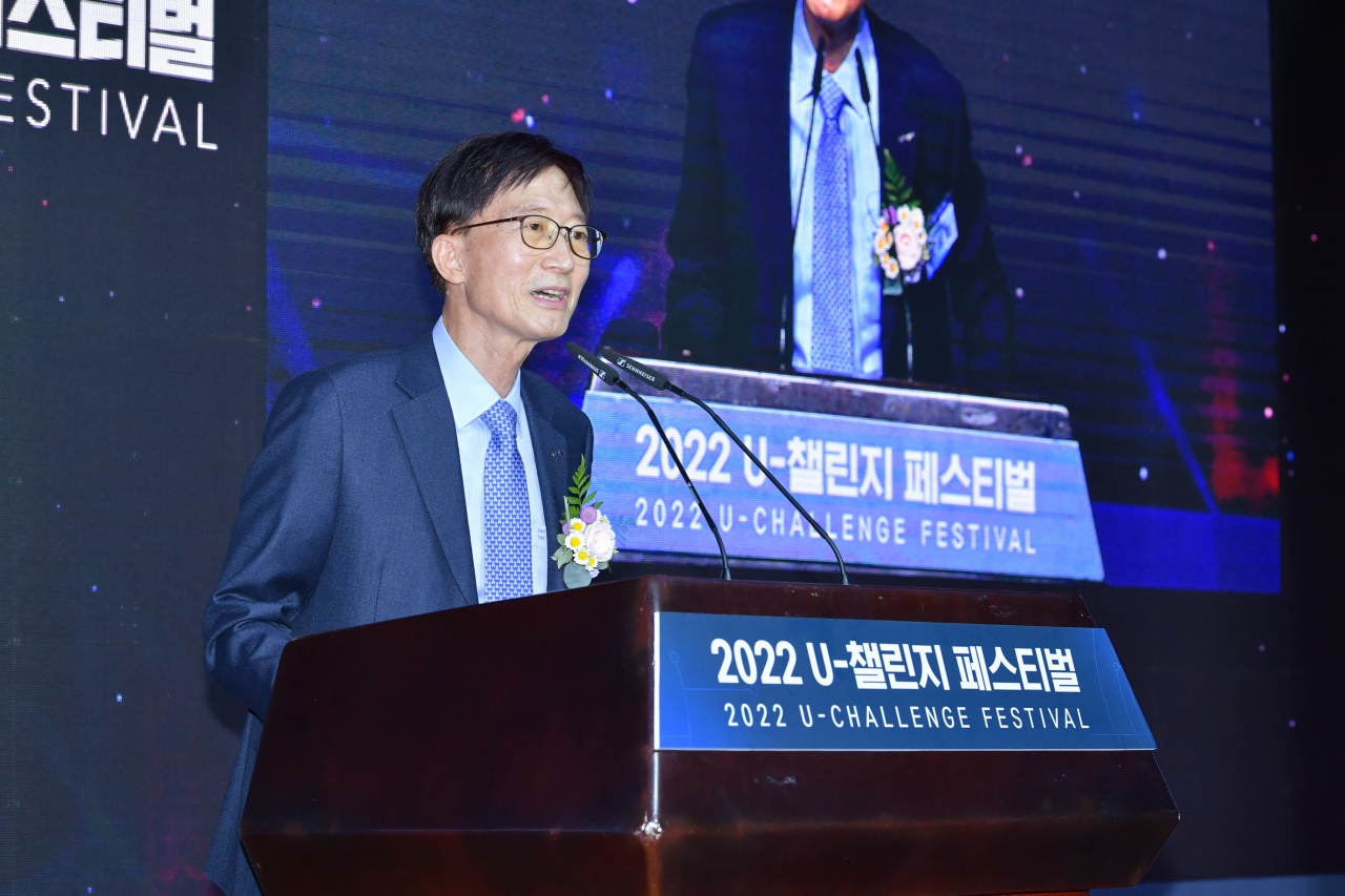 이용훈 UNIST 총장이 18일 열린 '2022 U 챌린지 페스티벌'에서 인사말을 전하고 있다.[UNIST 제공]