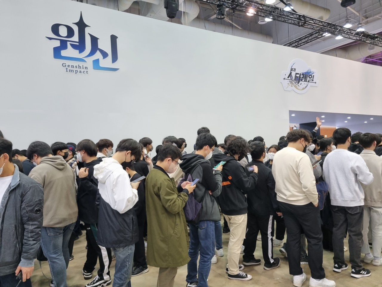 17일 국제 게임 전시회 ‘지스타 2022’가 열린 부산 벡스코 제2전시장 모습. ‘원신’으로 유명한 중국 게임사 호요버스 부스에서 15분간 게임을 체험하기 위해 사람들이 기다리고 있다. 부산=김현일 기자/joze@heraldcorp.com