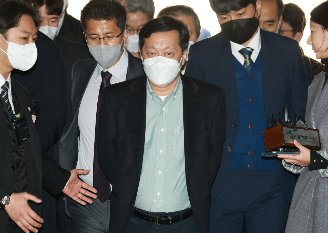 정진상 더불어민주당 대표실 정무조정실장(가운데)이 18일 서초구 서울중앙지방법원에서 열린 구속 전 피의자 심문(영장실질심사)에 출석하는 모습. [연합]