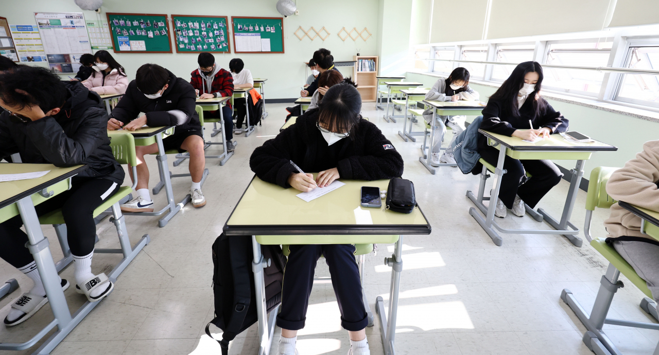 18일 오전 서울 영등포구 선유고등학교에서 고3 학생들이 전날 치른 2023학년도 대학수학능력시험 가채점표를 작성하고 있다. [연합]