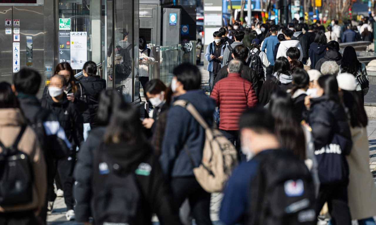 2023 대학수학능력시험 다음 날인 18일 오전 서울 동작구 숭실대에서 열린 논술에 응시한 수험생들이 시험을 마친 뒤 고사장을 빠져 나오고 있다. [연합]