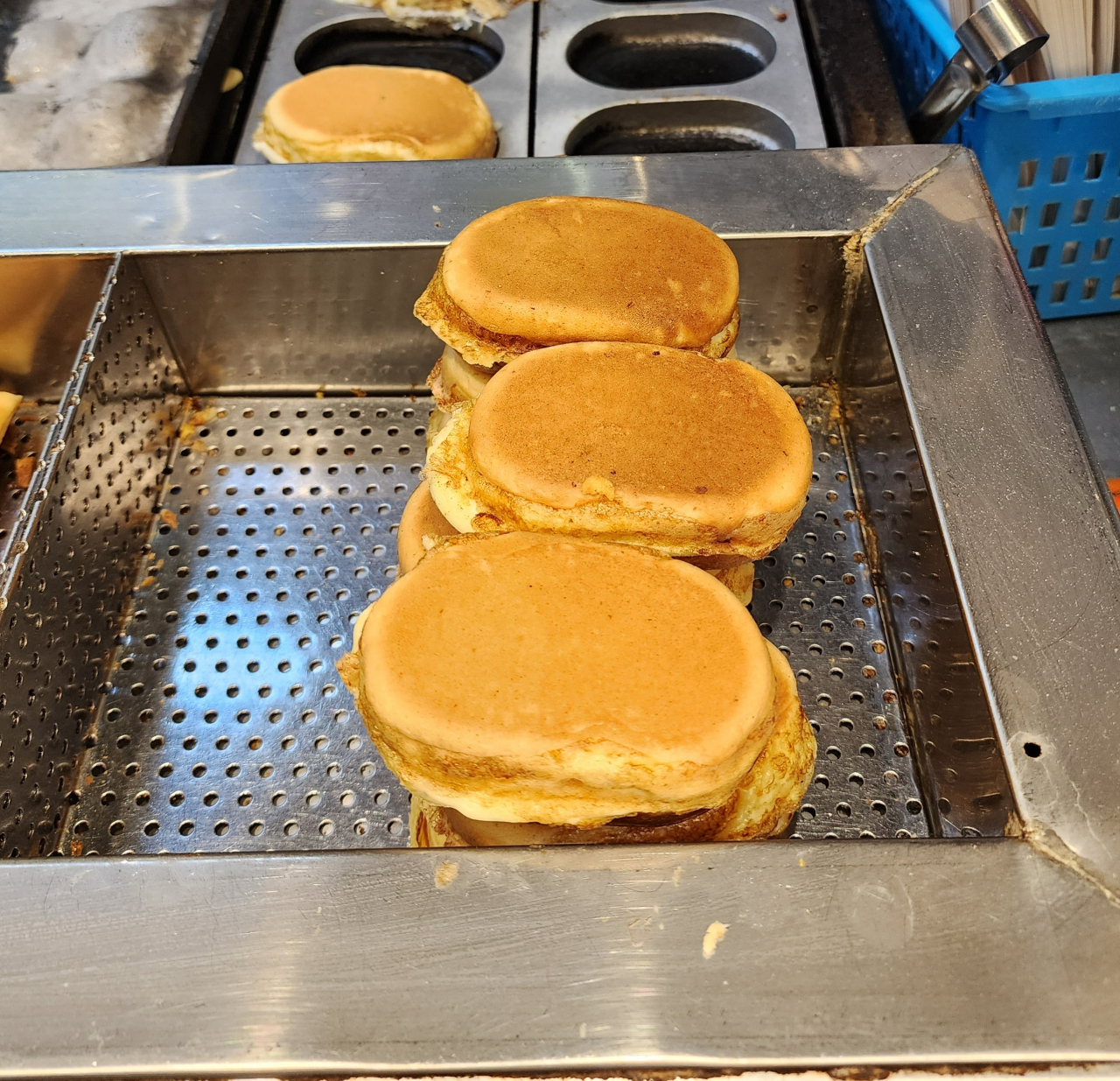 Egg bread is available at a vendor in Sinchon, Tuesday. (Hwang Dong-hee/The Korea Herald)