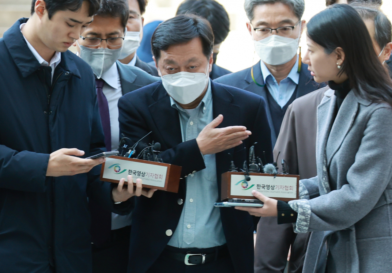 정진상 더불어민주당 대표실 정무조정실장이 18일 서초구 법원종합청사로 출석하고 있다. [연합]
