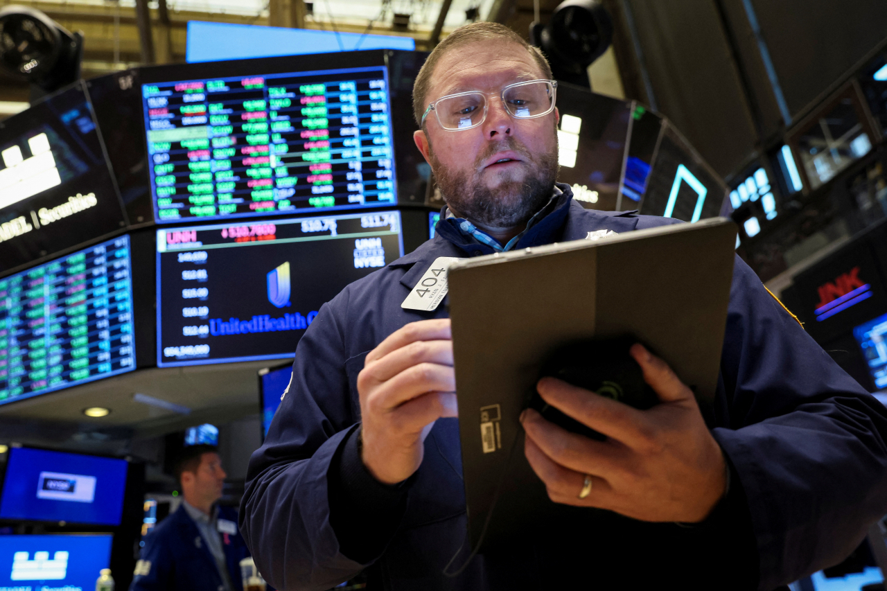 거래를 진행중인 미국 뉴욕 뉴욕증권거래소(NYSE) 트레이더. [로이터]
