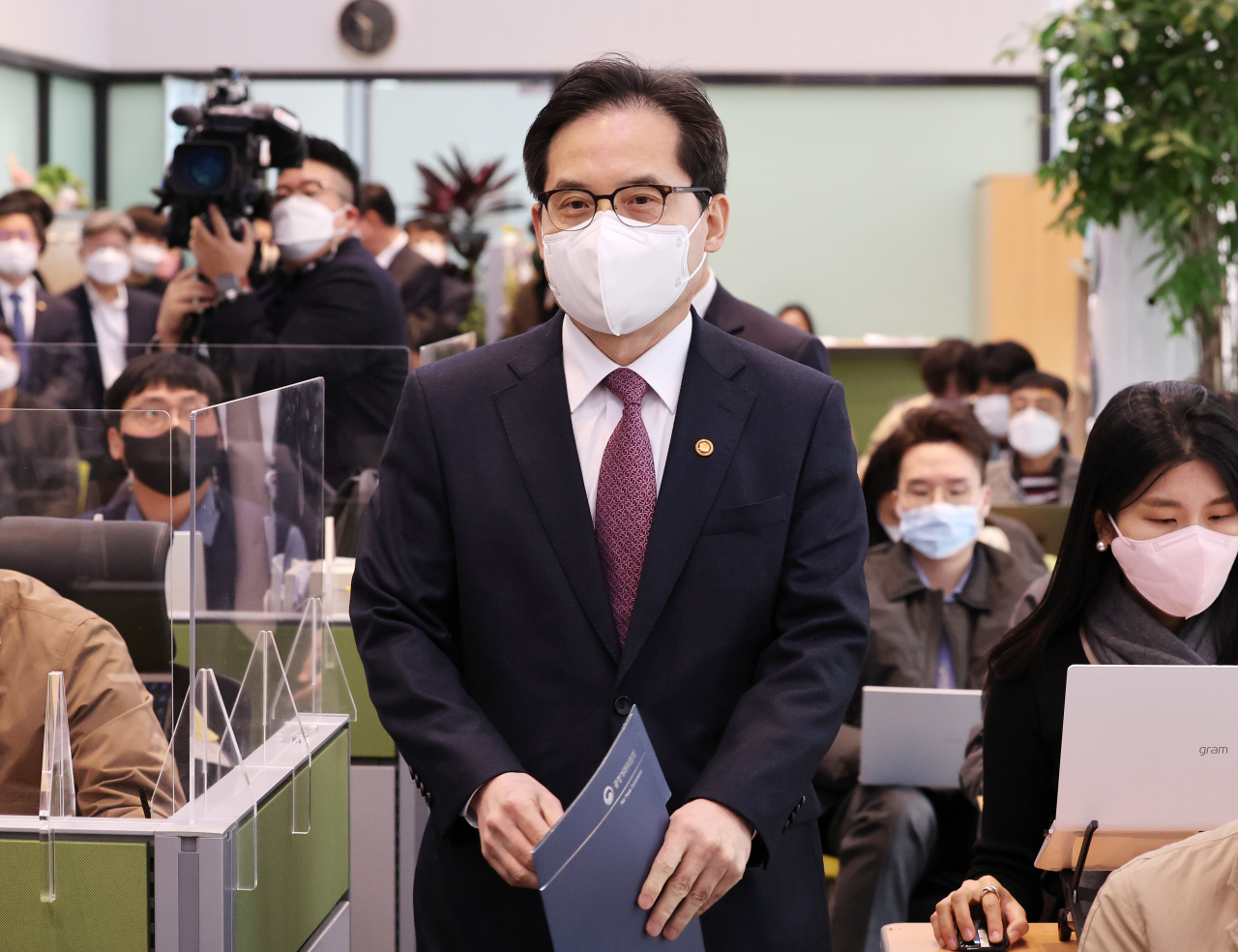 한기정 공정거래위원장이 14일 오전 세종시 정부세종청사에서 열린 출입기자단 간담회에 입장하고 있다. [연합]