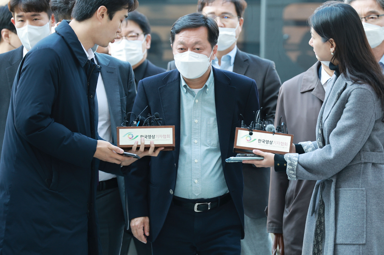 정진상 더불어민주당 대표실 정무조정실장이 18일 서울 서초구 서울중앙지방법원에서 열린 구속 전 피의자 심문(영장실질심사)에 출석하고 있다. 정 실장은 2013년 2월&sim;2020년 10월 성남시 정책비서관·경기도 정책실장으로 일하면서 유동규 전 성남도시개발공사 기획본부장 등 '대장동 일당'에게서 각종 사업 추진 등 편의 제공 대가로 6차례에 걸쳐 총 1억4천만원의 금품을 받은 혐의를 받는다. [연합]