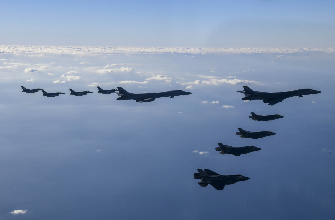 미국 전략자산으로 꼽히는 B-1B 2대가 한반도 상공을 비행하고 있다. [연합]