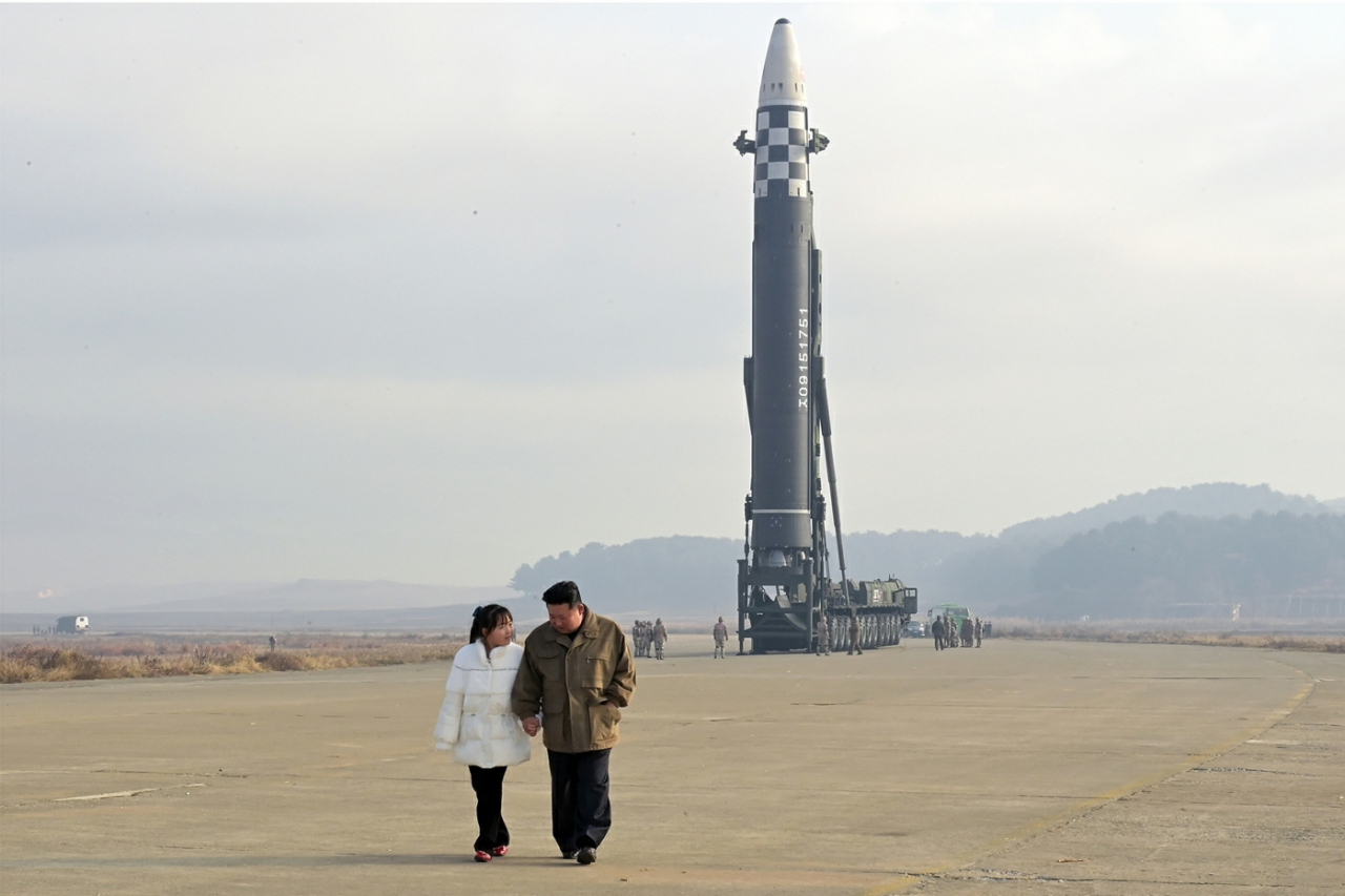 북한 노동당 기관지 노동신문은 전날 평양국제비행장에서 신형 ICBM ‘화성포-17형’ 시험발사가 진행됐다며 김정은 국무위원장이 ‘사랑하는 자제분’과 함께 현장을 찾았다고 19일 보도했다. 김 위원장 부녀가 화성포-17형을 배경으로 나란히 걷고 있다. [평양 노동신문=뉴스1]