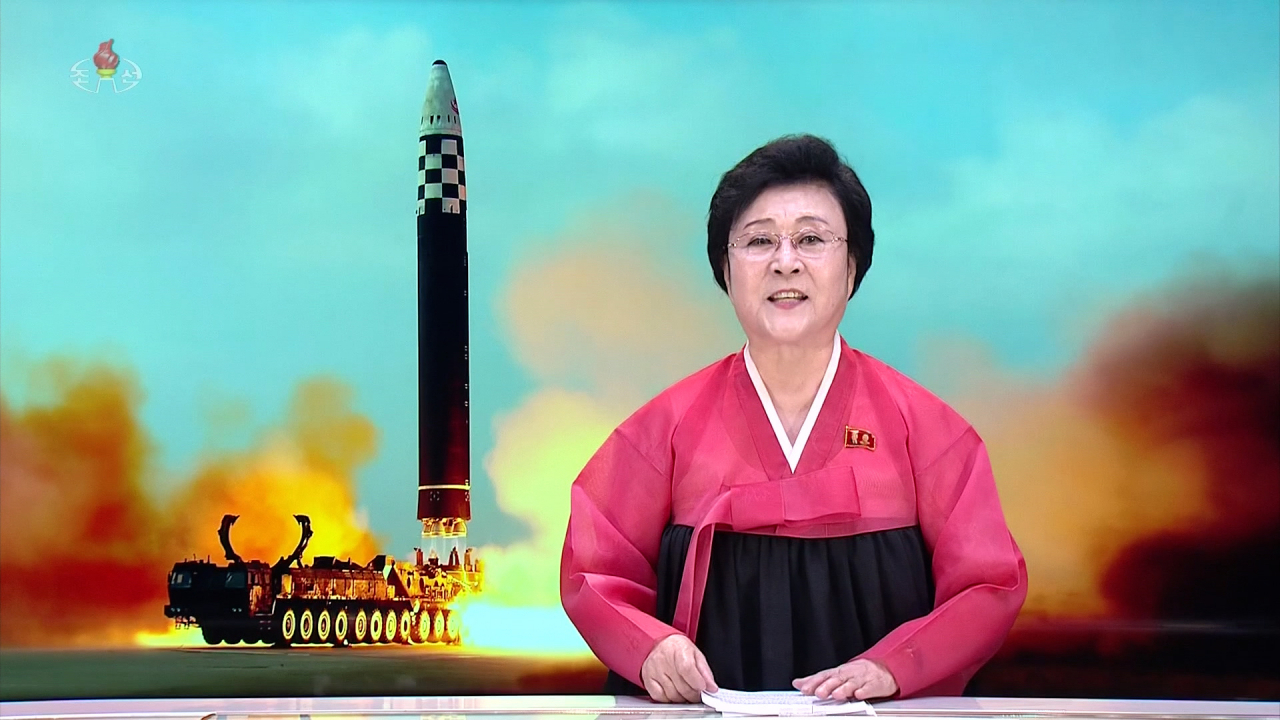 북한 리춘히 아나운서가 19일, 전날 있었던 화성-17형 대륙간탄도미사일(ICBM) 시험발사 소식을 전하고 있다. [조선중앙TV 화면] [연합]