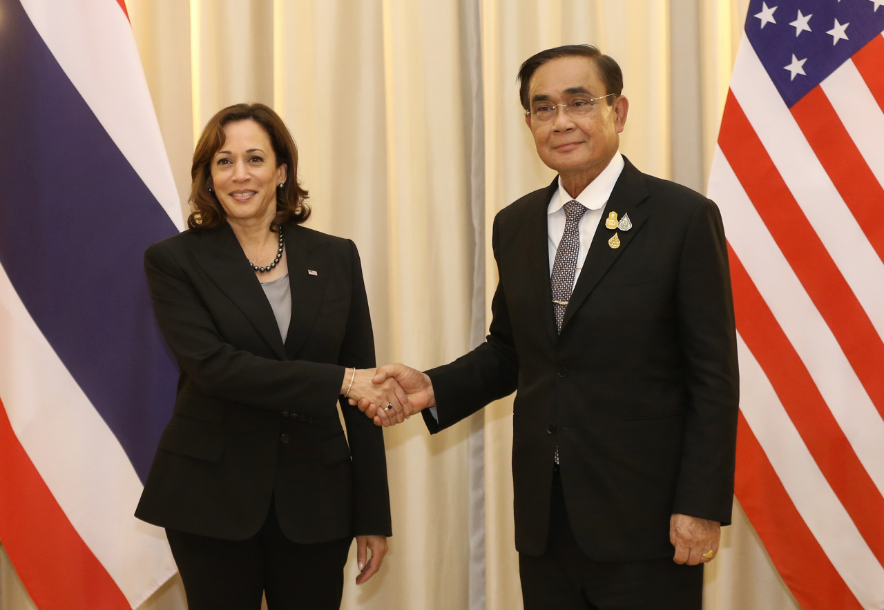 2022 APEC 정상회의 의장국 태국의 쁘라윳 짠오차(오른쪽)과 내년 주최국 미국의 카멀라 해리스 부통령의 모습. [EPA]
