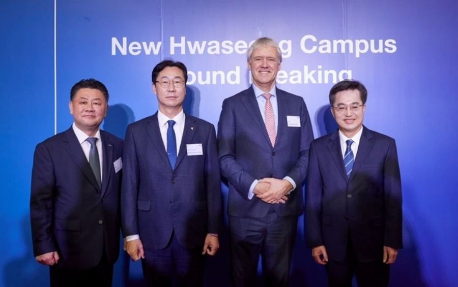 16일 오전 경기도 화성시 송동에서 열린 ASML 화성 반도체 클러스터 착공식이 열렸다. (왼쪽부터)이우경 ASML코리아 대표이사, 정명근 화성시장, 피터 베닝크 ASML CEO, 김동연 경기도지사. [ASML 제공]