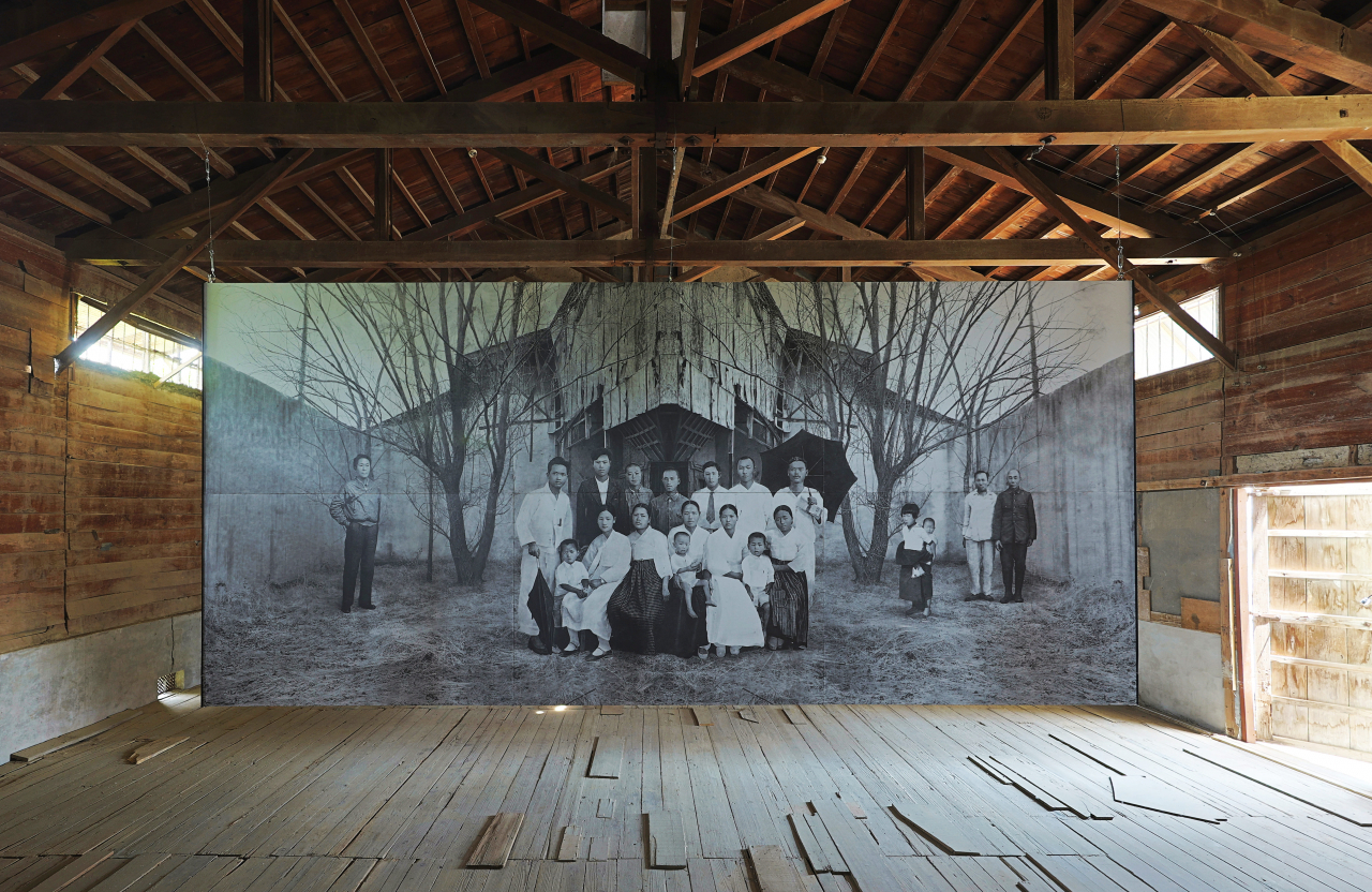 조덕현, & memoir, 2022, Graphite and charcoal on rice paper, 260 x 588cm [사진=PKM갤러리]