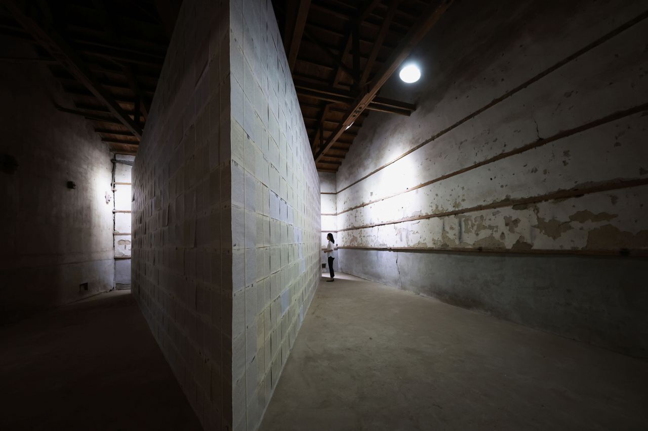 조덕현, & diary, 2022, copied diary sheets on triangle wood structure, 430 x 800 cm(2 sides), and 430 x 750 cm(one side) [사진=PKM갤러리]